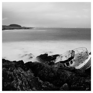 Bateau echoue VI (bw)I.jpg